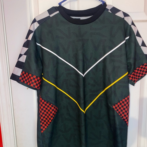 Graphic tee ❤️‍🔥 - Picture 1 of 2